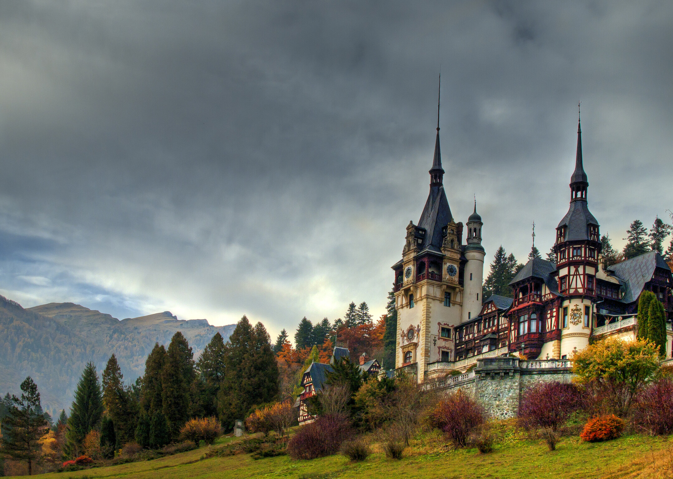 castelul_peles_sinaia_-_vedere_panoramica.BHMB.jpg